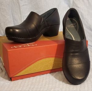Dansko black Nappa Tenley clogs sz 38